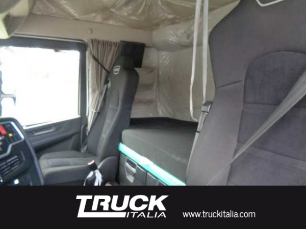 iveco-s-way-as-440-s46t-p-hi-tronix-sku91819