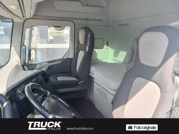 ford-fmax-500-white-pack-meg-cab-meg-sku92217